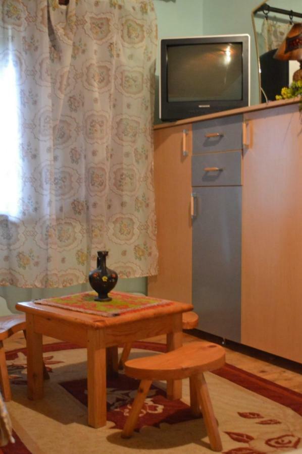 Mystic Forest Hostel Митровац Экстерьер фото